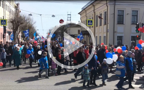 Видео дня: сотни людей пришли на первомайскую демонстрацию в Кирове