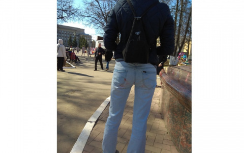 «Спасибо за красные джинсы!»: из-за покрашенных скамеек на Театралке кировчане испортили вещи