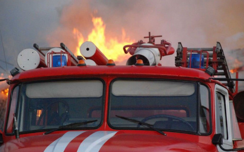 Пожарные  не смогли проехать к станции Поздино, где горели трава и деревья
