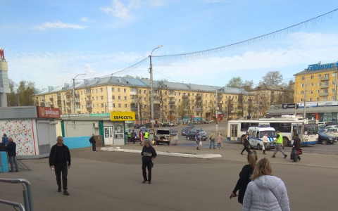 Утром в Кирове напротив железнодорожного вокзала вспыхнул УАЗ