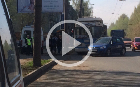 В Кирове женщина на Suzuki подрезала троллейбус: есть пострадавшие