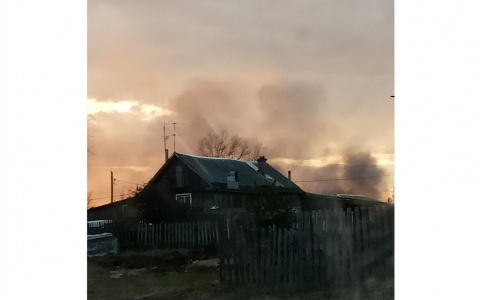 В пригороде Кирова произошел пожар: пламя охватило сразу три строения