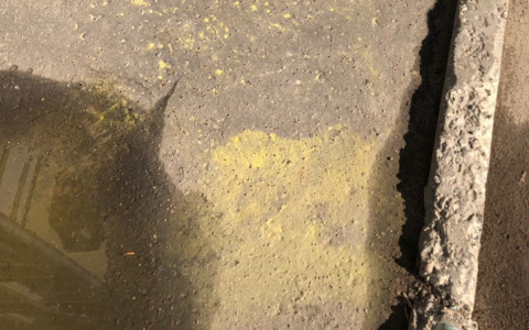 "Желтый дождь?": кировчане массово жалуются на разводы на асфальте и машинах