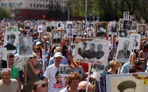 Фоторепортаж: в праздничном шествии к Вечному огню приняли участие тысячи кировчан