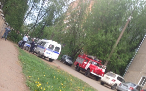 В Кирове оцеплена территория поликлиники: работают оперативные службы