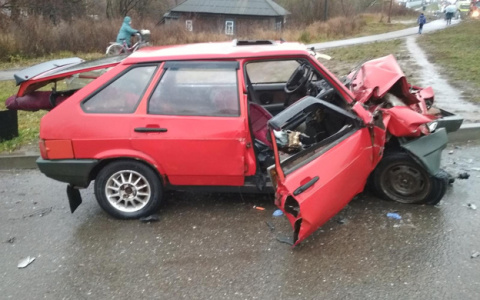 В Нововятске "девятка" врезалась в столб: один человек погиб