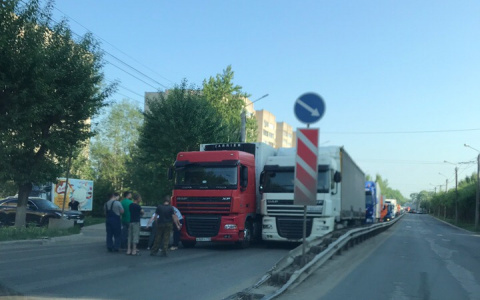 Из-за массовой аварии на ЮЗР образовалась трехкилометровая пробка