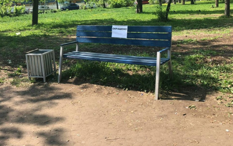 В скверах и парках Кирова начали выставлять обновленные скамейки