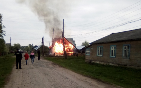 В Кировской области сгорел жилой дом: семья с ребенком осталась на улице