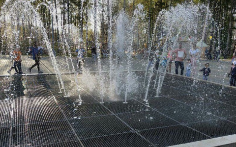 Стало известно, когда включат фонтан в Кочуровском парке