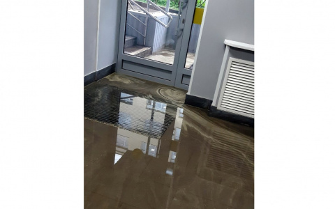 После ливня в Кирове затопило отделение "Почты России"