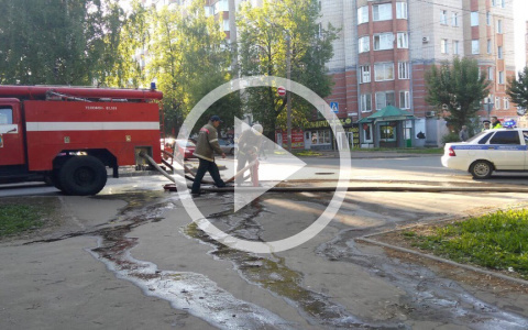 Видео: в центре Кирова пожарные тушат двухэтажный дом