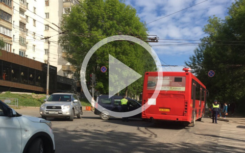 Видео: в центре Кирова автобус после ДТП перекрыл весь перекресток