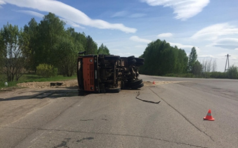 На трассе в Кировской области перевернулся КамАЗ: есть пострадавший