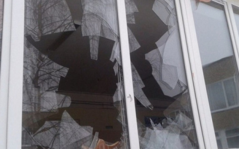 В кировском дворе мужчина устроил пальбу из обреза и попал в окно жилого дома