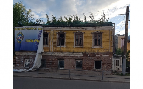 Стала известна судьба горевшего дома с баннером «МЧС» на улице Ленина