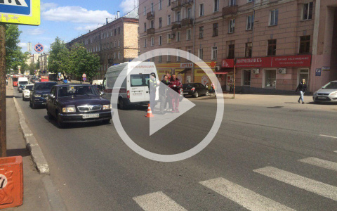 Видео: на пешеходном переходе у Театральной площади сбили велосипедиста