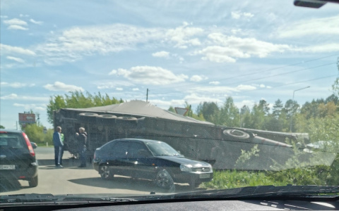 В Нововятске столкнулись два большегруза: одна из машин перевернулась