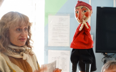 Перед кировскими осужденными выступили актеры театра кукол