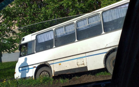 В Кирове автобус вылетел в кювет: информация о пострадавших уточняется
