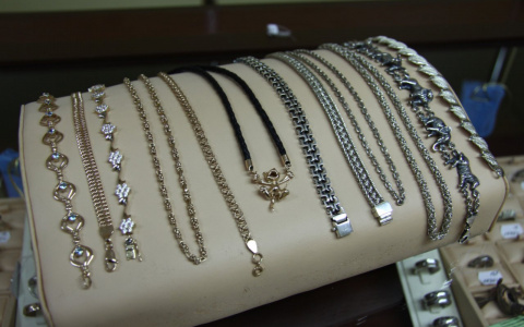 В Кирове у женщины украли 500 долларов и украшения из золота