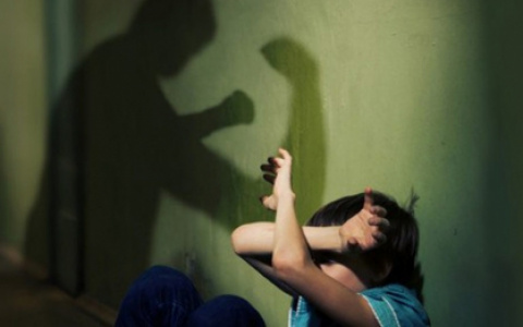 В Кировской области мужчина регулярно жестоко избивал своих маленьких детей