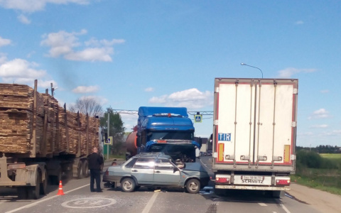 На трассе "Вятка" произошло серьезное ДТП с тремя авто