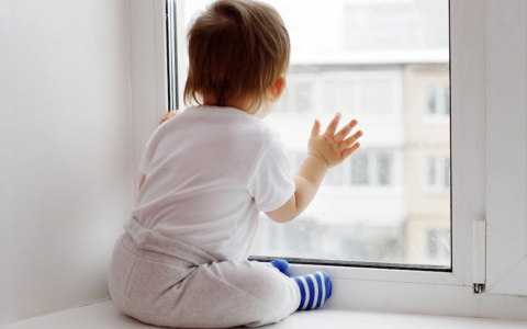 Как уберечь ребенка от падения из окна?
