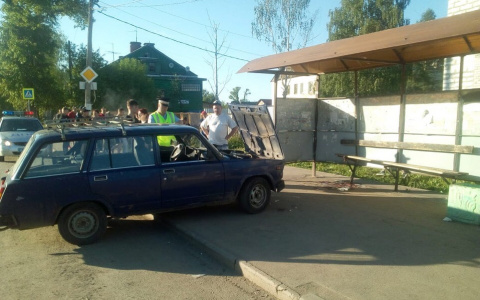 В Кирове водитель "Жигулей" влетел в остановку: есть пострадавшие