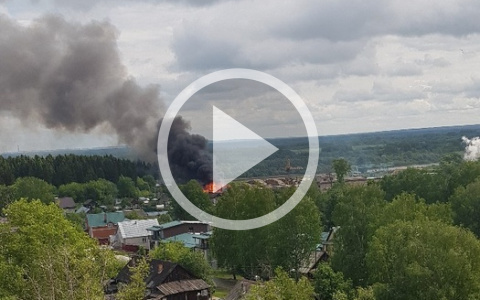 В Нововятске горят жилые дома: на месте работают 8 расчетов и скорая помощь