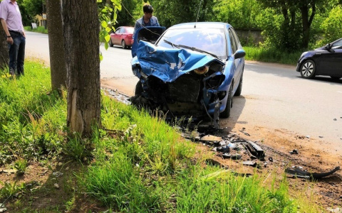 «Peugeot сдвинула двухтонную Mitsubishi на 30 метров»: малолитражка в Кирове влетела в припаркованную машину
