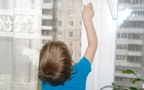 В Лянгасово двухлетний малыш выпал из окна третьего этажа