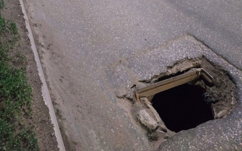 Яму по улице Производственной кировчане называют «новым порталом в другую жизнь»