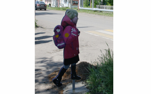 На пешеходном переходе в Кировской области поставили картонную школьницу