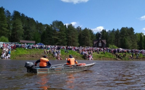 Сотрудники МЧС в Великорецком спасли тонущую паломницу