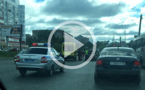 Видео: утром на Московской столкнулись 5 машин, работает реанимация