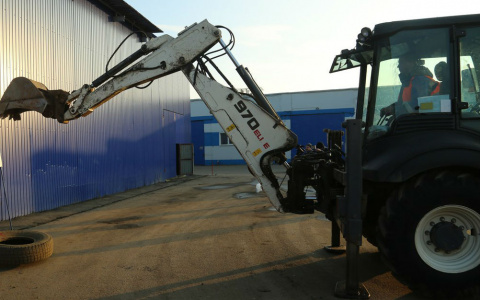 В  Нововятском районе водитель на  экскаваторе наехал на мужчину