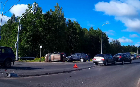 Очевидцы: «Из-за неработающего светофора у Дороничей столкнулись 4 машины»