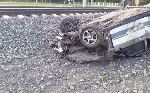 На железнодорожном переезде столкнулись поезд и легковушка