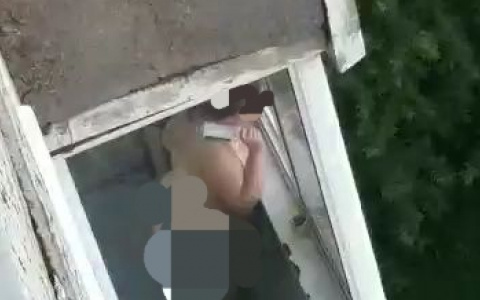 "Швырнула бутылку в женщину с коляской": нашли хулиганку, кидающую стекло с балкона