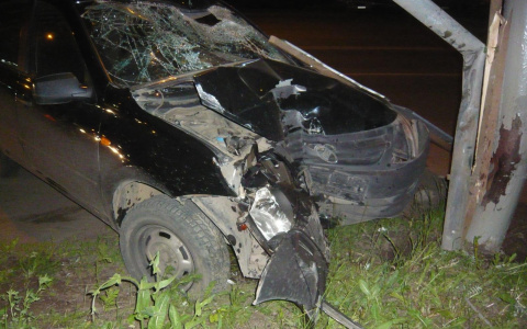 Ночью на Ленина «Гранта» сбила пешехода и снесла опору ЛЭП: пострадали четверо