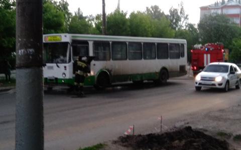 «Если бы покупали новые автобусы, помощь героя не потребовалась бы!»: мнения горожан о пожаре в автобусе