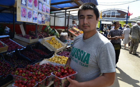 «Продаем около 20 килограммов клубники в день»: уличный продавец о начале ягодного сезона