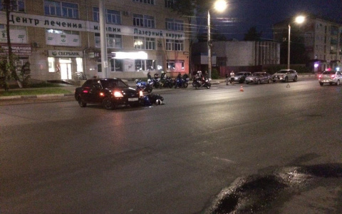 Ночью в Кирове «Лада» сбила мотоциклиста-бесправника: работала реанимация