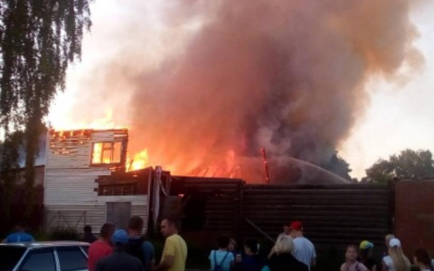 Загорелся бывший мясной магазин в деревне Стулово