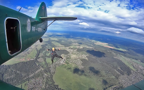 В Кирове парашютистов унесло ветром