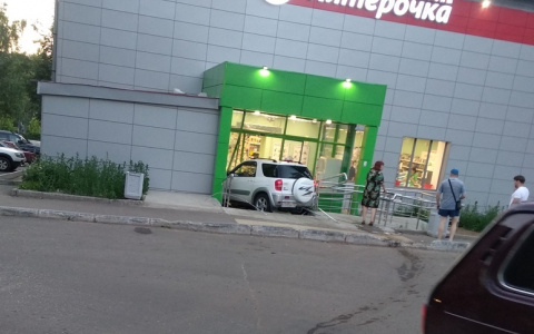 Внедорожник влетел в "Пятерочку" в Чепецке: появилась официальная информация
