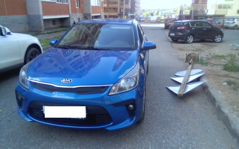 В Кирове на иномарку упал дорожный знак