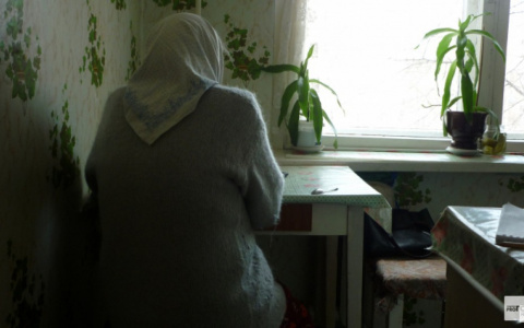В Кирове запертую мошенницей пенсионерку нашли в ванной спустя 2 дня