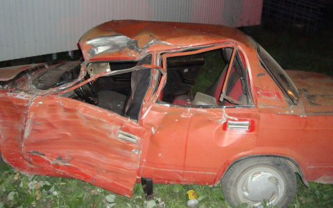 Под Кировом трое подростков на "Жигулях" врезались в грузовик